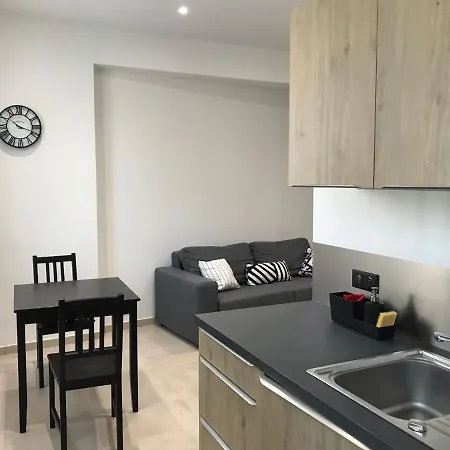 Air-conditioned Studio -200m From The Beach