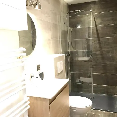 Air-conditioned Studio -200m From The Beach